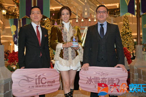 艺人钟嘉欣到会上海ifc商场圣诞明灯 乐享《冰雪奇缘2》圣诞之旅